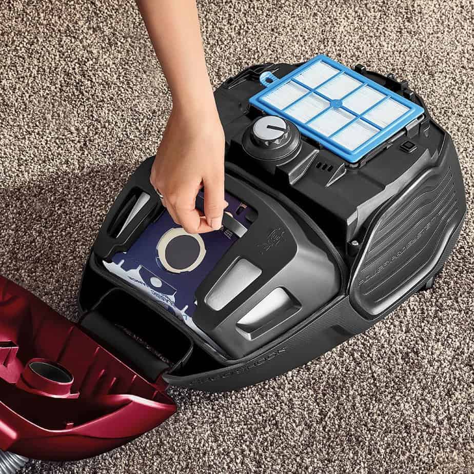filtro y bolsa en el interior de una aspiradora