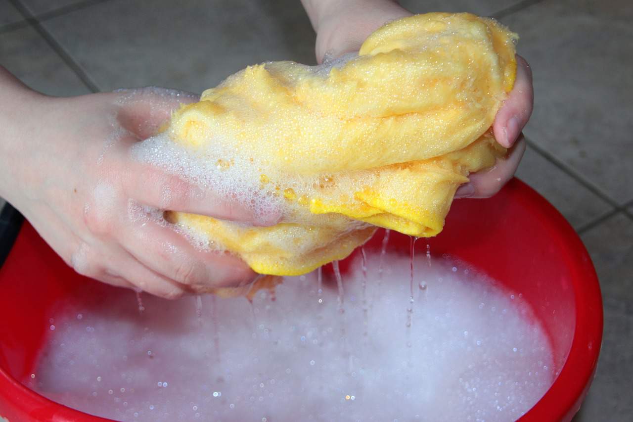 Cómo limpiar el césped artificial - jabón 2020