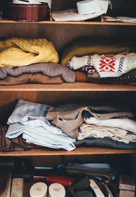 ropa doblada en el armario