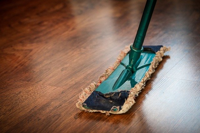 limpiando piso de vinilo