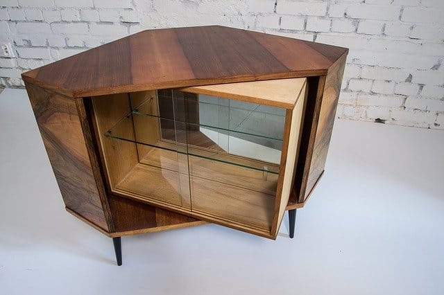 mueble de madera con vitrina de vidrio