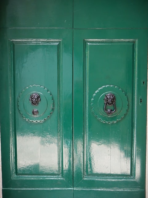 Puerta verde de madera, con acabado en laca.